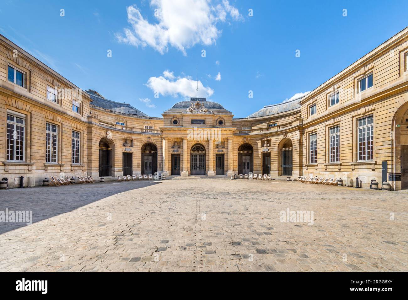 Innenhof des Court d'Honneur des Münzmuseums „Monnaie de Paris“ - Paris, Frankreich. Stockfoto