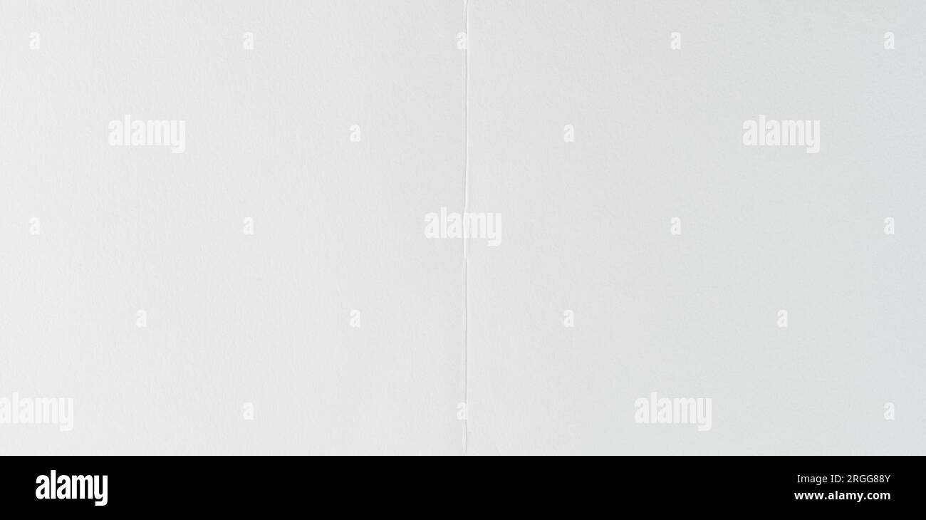Weiße Papierstruktur mit Falzlinie in der mittleren Nahansicht Stockfoto