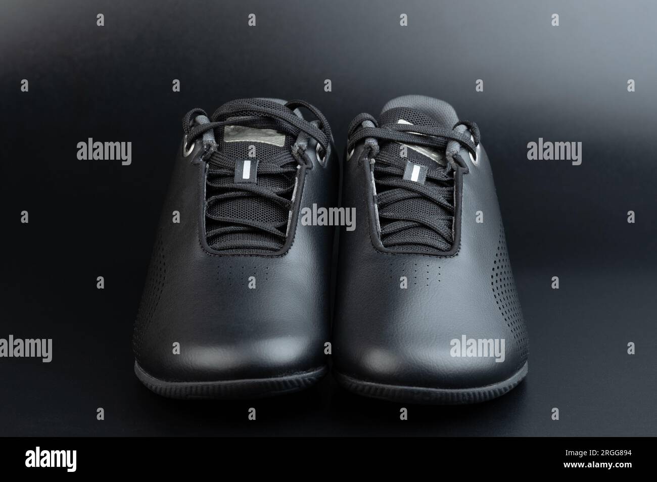 Eleganter schwarzer Lederschuh mit Schnürsenkeln, Vorderansicht isoliert Stockfoto