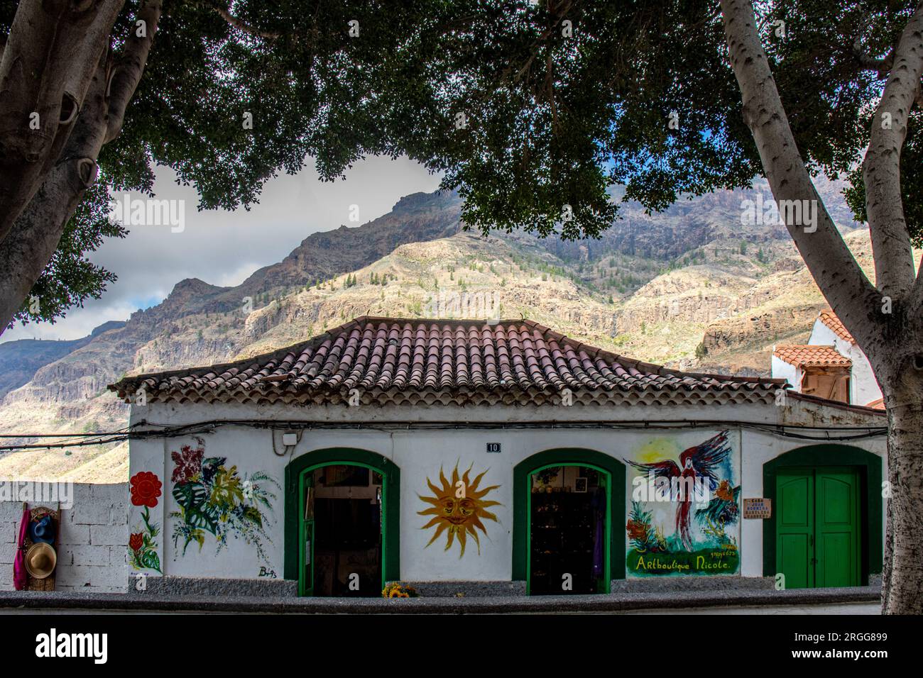 Fataga, hermosa tienda en este hermoso pueblo con casas blancas, calles estrechas y muchas flores. Montañas al fondo, Gran Canaria, España Stockfoto