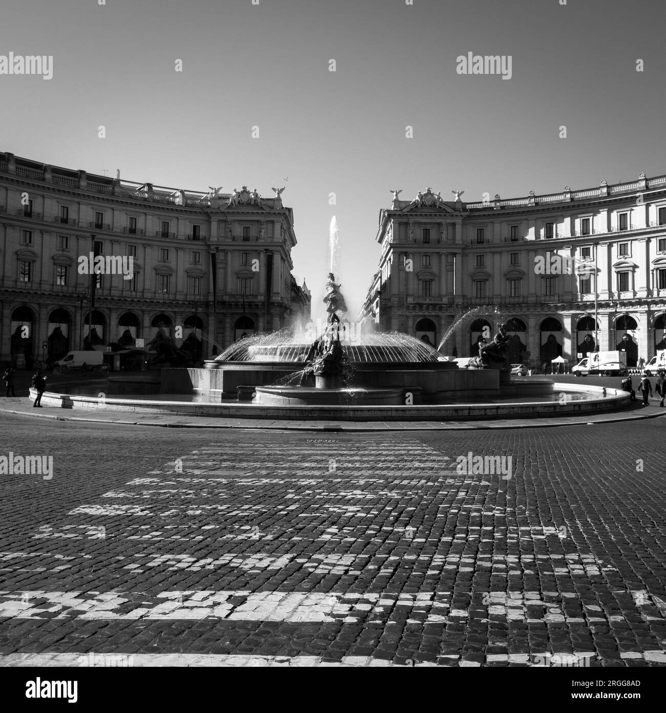 Schwarz-weißes Bild der Piazza della Repubblica in Rom mit einem Jugendstilbrunnen mit dem Titel „Brunnen der Naiaden“. Stockfoto