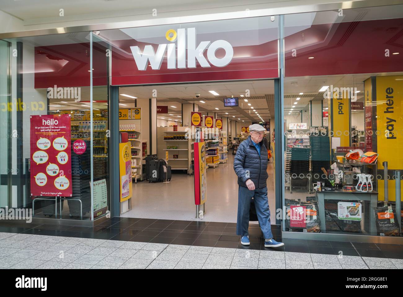 Putney London UK 9 . August 2023 . Ein Wilko-Laden in der Putney High Street, Südwest-London. Wilko hat Gespräche mit der Private-Equity-Gesellschaft Gordon Brothers aufgenommen, nachdem sie eine Mitteilung über die Absicht eingereicht hatte, Administratoren zu ernennen, die 12.000 Arbeitsplätze in den 400 Filialen in Großbritannien gefährden würden. Gordon Brothers hat Interesse an einem möglichen Rettungsangebot für die in Schwierigkeiten geratene Einzelhandelskette bekundet, in Partnerschaft mit anderen Finanzgebern, um Kapital- und Fremdfinanzierung zu fördern. Kredit: amer Ghazzal/Alamy Live News Stockfoto