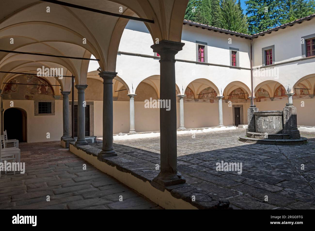 Die umliegenden Klöster mit verblassten Wandmalereien, die vom lokalen Künstler Stefano Lemmi gemalt wurden, und ein zentraler Brunnen im Innenhof des restaurierten Convento del Ca Stockfoto
