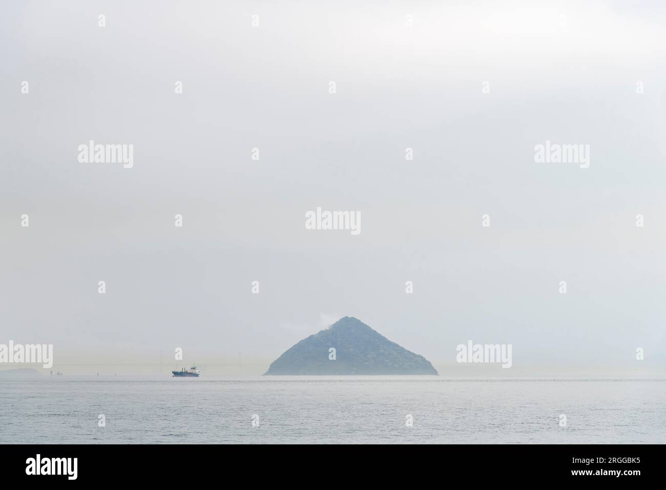 Panoramablick über das Seto-Binnenmeer Japans in der Nähe der Insel Naoshima mit nebligen und nebligen Bedingungen und teilweise bedeckt von Inseln, Bergen und Stockfoto