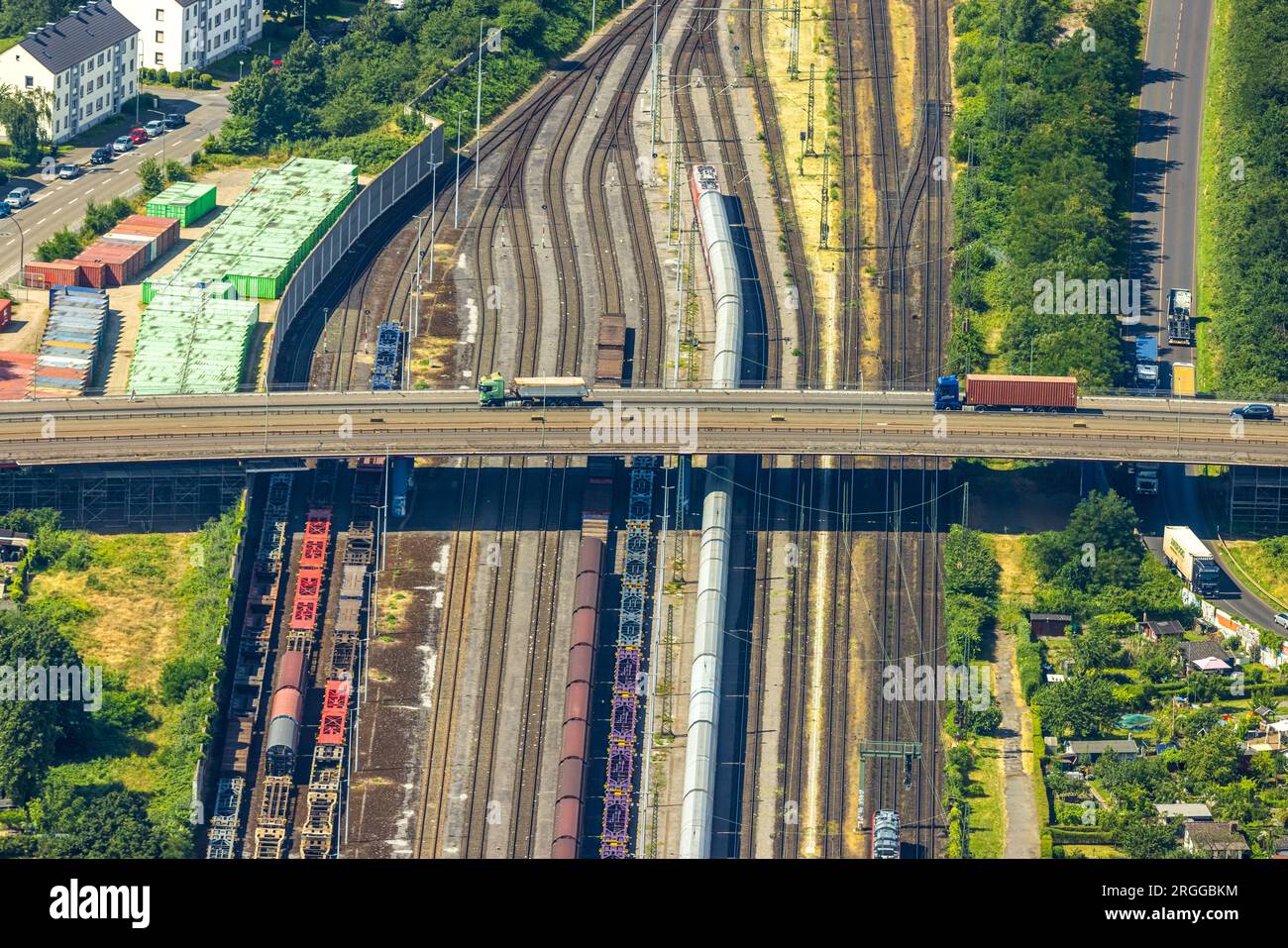 Luftaufnahme, Brücke Friedrich-Ebert-Straße über Eisenbahnschienen, Hochemmerich, Duisburg, Ruhrgebiet, Nordrhein-Westfalen, Deutschland Stockfoto