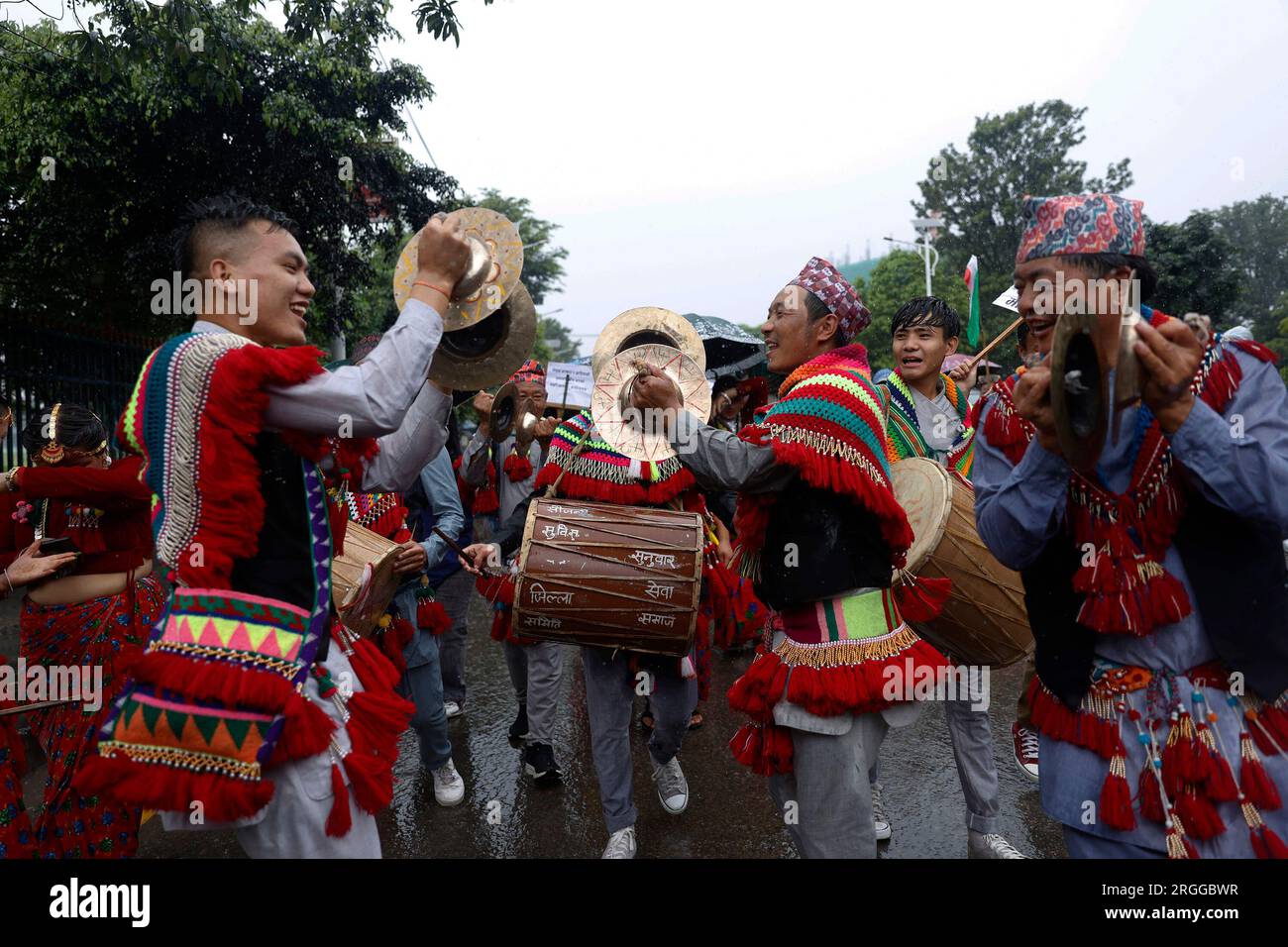 Kathmandu, Nepal. 9. Aug. 2023. Menschen in traditioneller Kleidung feiern den Internationalen Tag der Ureinwohner der Welt in Kathmandu, Nepal, 9. August 2023. Kredit: Sulav Shrestha/Xinhua/Alamy Live News Stockfoto