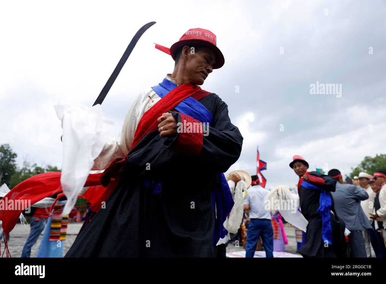 Kathmandu, Nepal. 9. Aug. 2023. Ein Mann in traditioneller Kleidung tanzt anlässlich des Internationalen Tages der Ureinwohner der Welt in Kathmandu, Nepal, 9. August 2023. Kredit: Sulav Shrestha/Xinhua/Alamy Live News Stockfoto