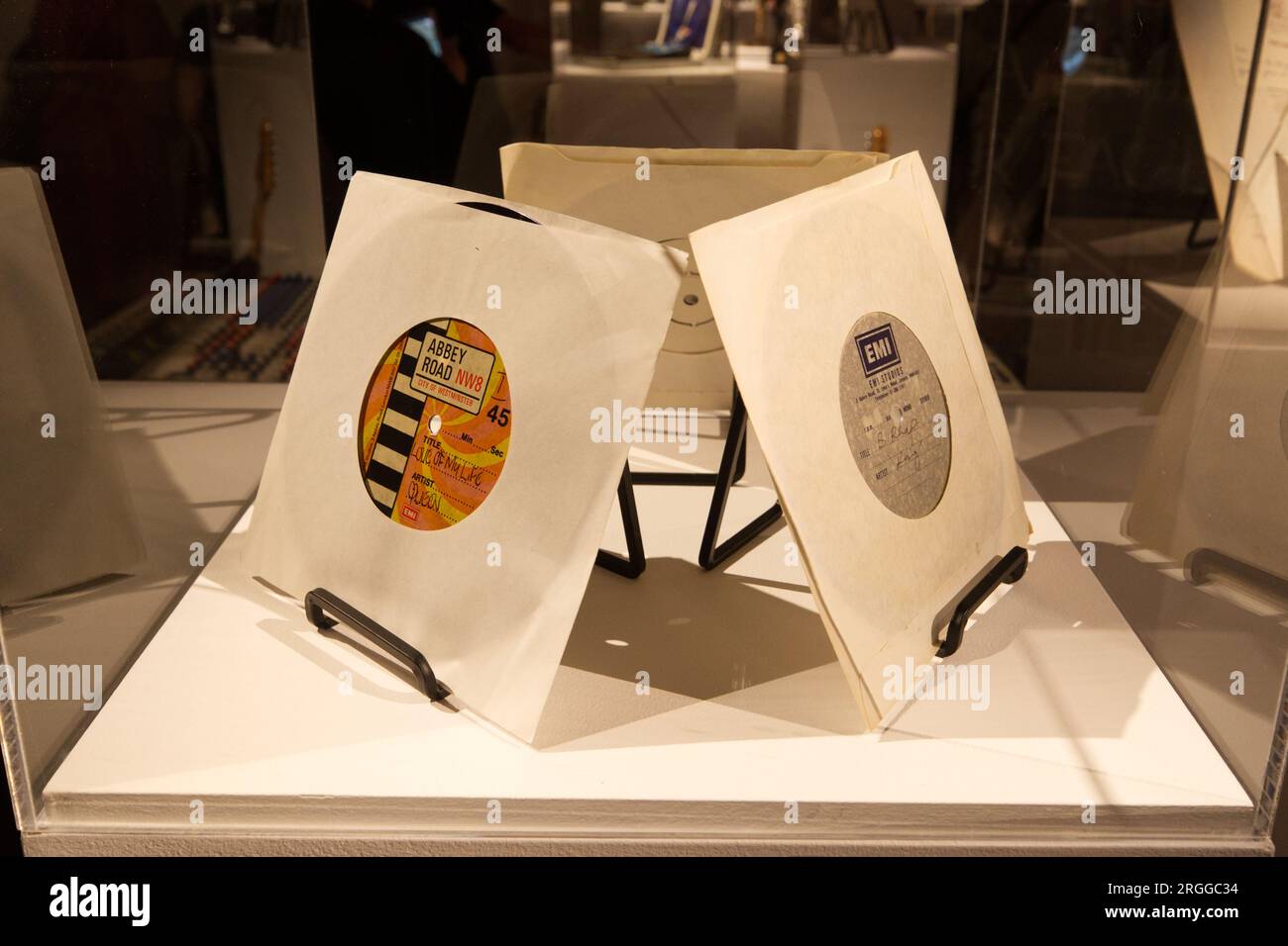 Original 45 Singles - Auktion bei Sotheby's Freddie Mercury: A World of His Own Exhibition Stockfoto