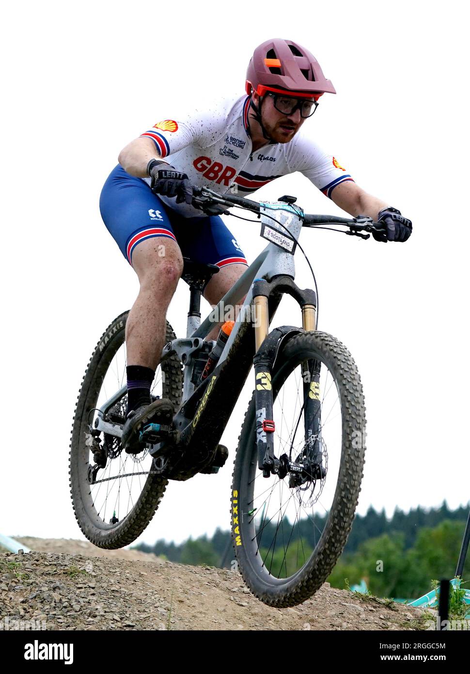 Chris Hutchens aus Großbritannien in Aktion beim Elite E-MTB Cross-Country-Rennen der Herren am 7. Tag der UCI-Radweltmeisterschaft 2023 im Glentress Mountain Bike Trail Centre, Peebles. Bilddatum: Mittwoch, 9. August 2023. Stockfoto