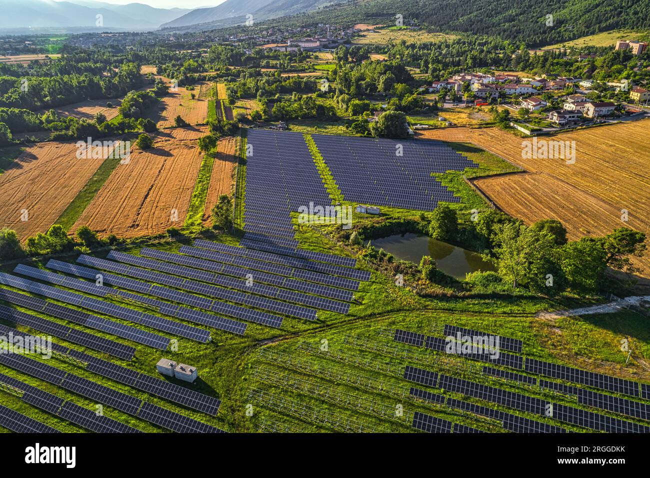 Feld der Solarpaneele für die Erzeugung erneuerbarer und umweltfreundlicher Energie. Abruzzen, Italien, Europa Stockfoto