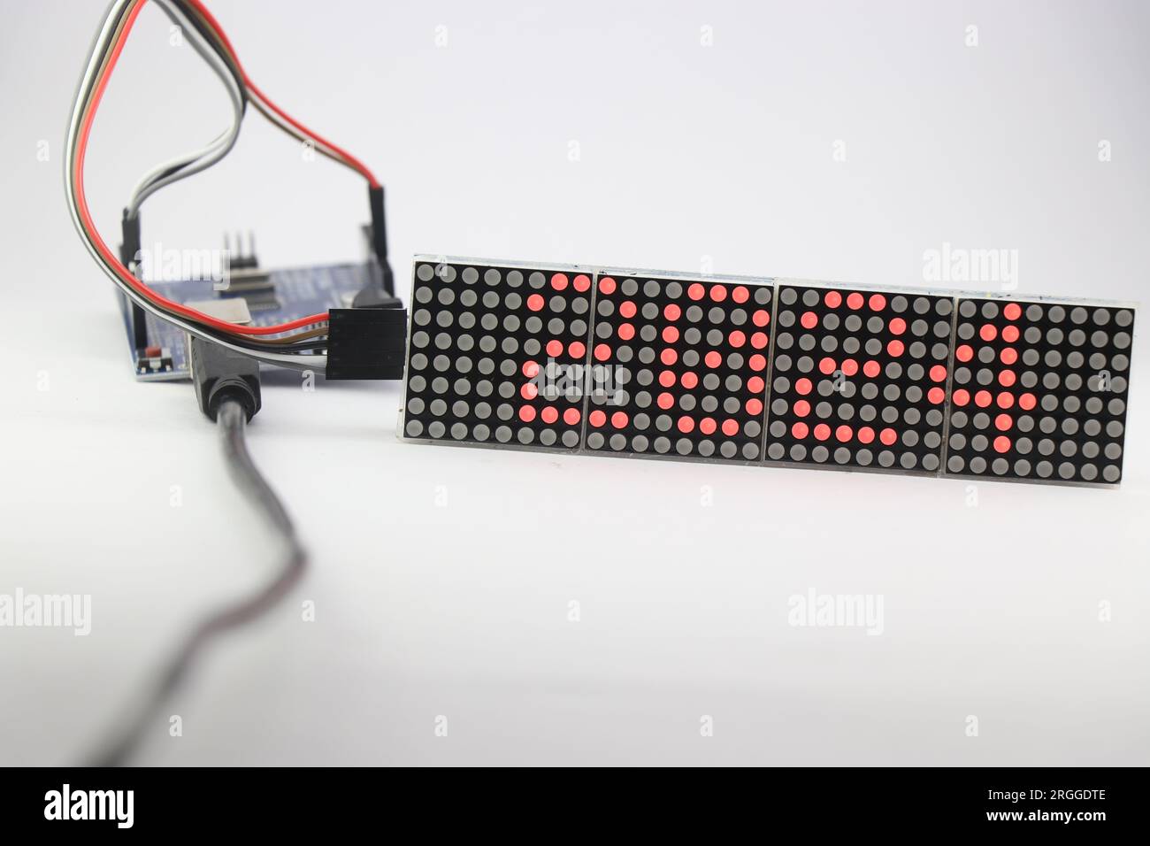LED-Matrixanzeige mit der Nummer 2024, die über einen programmierbaren Mikrocontroller gesteuert wird. Digitale Anzeige elektronischer Nummern Stockfoto