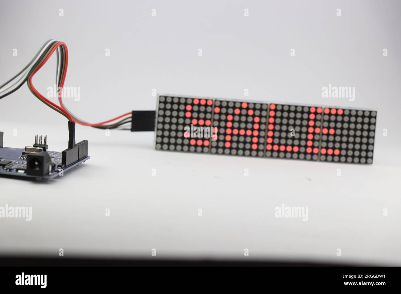 Das Wort VERKAUF wird auf einem LED-Punktmatrix-Display als Werbung angezeigt. Konzept selbstgemachter nützlicher elektronischer Projekte Stockfoto