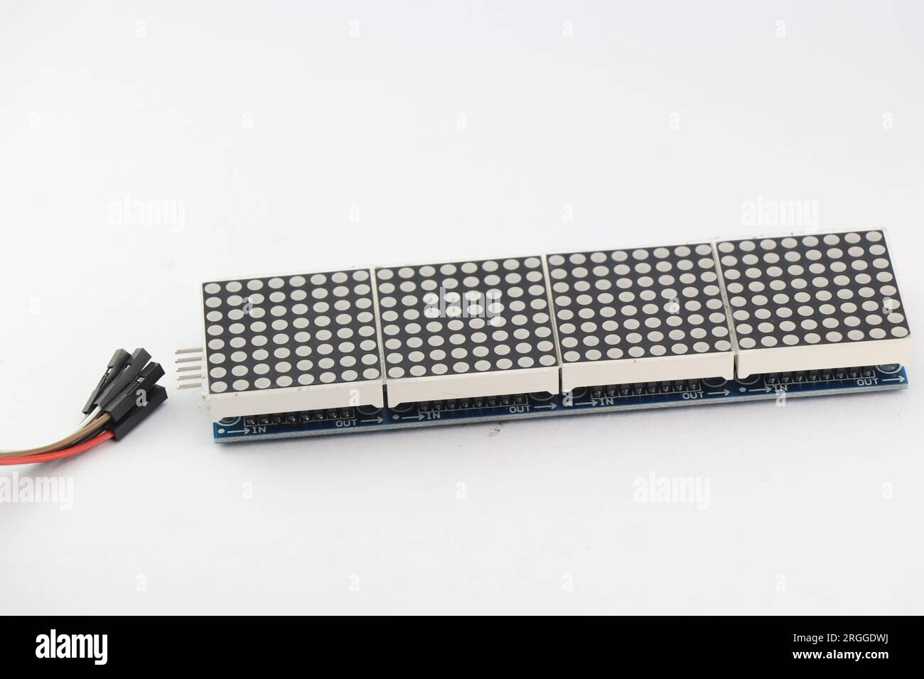 LED-Punktmatrix-Anzeigemodul zur Isolierung elektronischer Projekte auf weißem Hintergrund Stockfoto