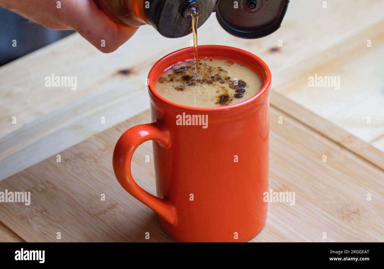 Heißer Kaffee mit Sahne und rohem Honig, Kopierraum, Essenshintergründe Stockfoto