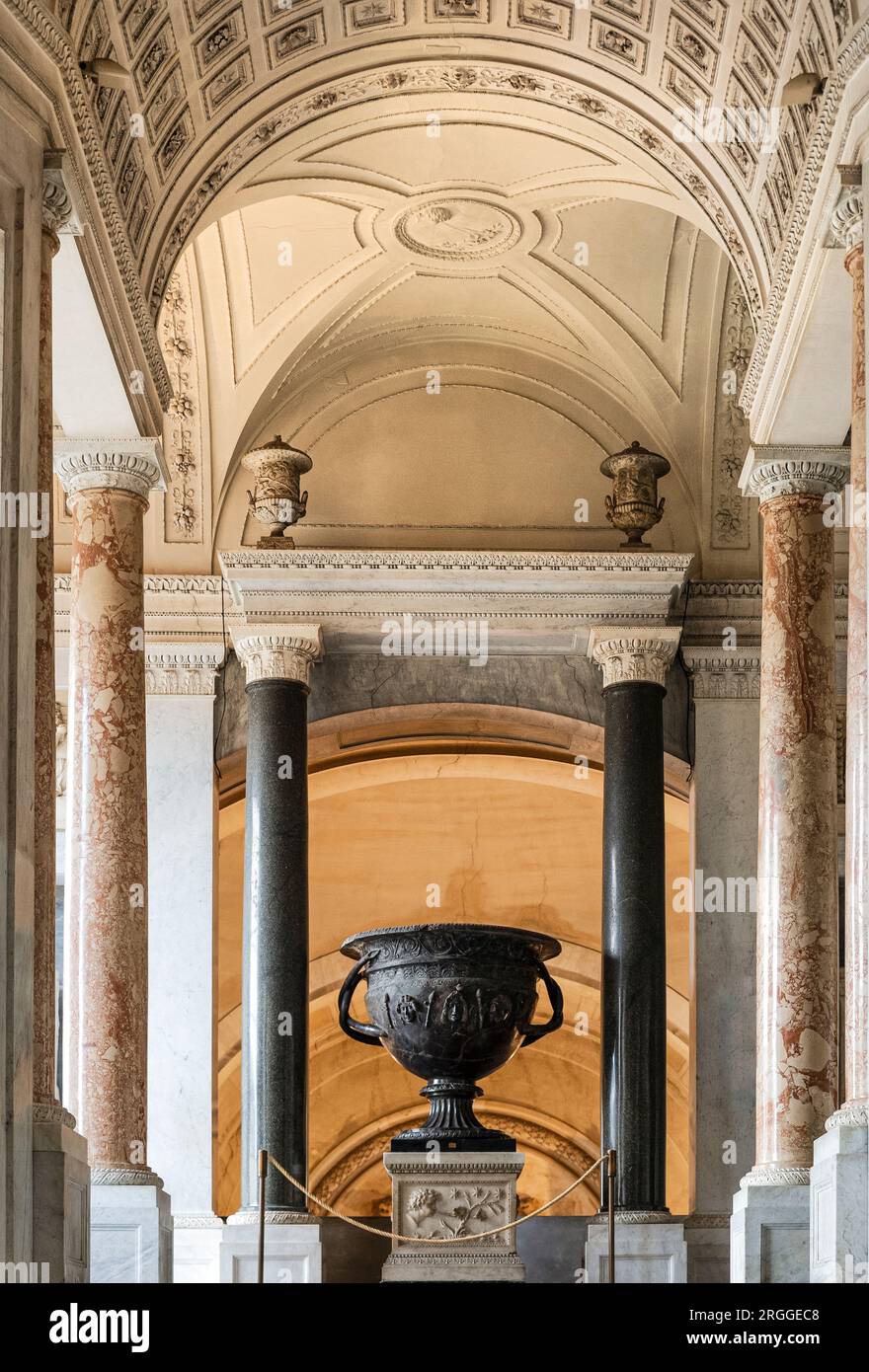 Riesige schwarze Urnenvase in den Vatikanischen Museen. Stockfoto