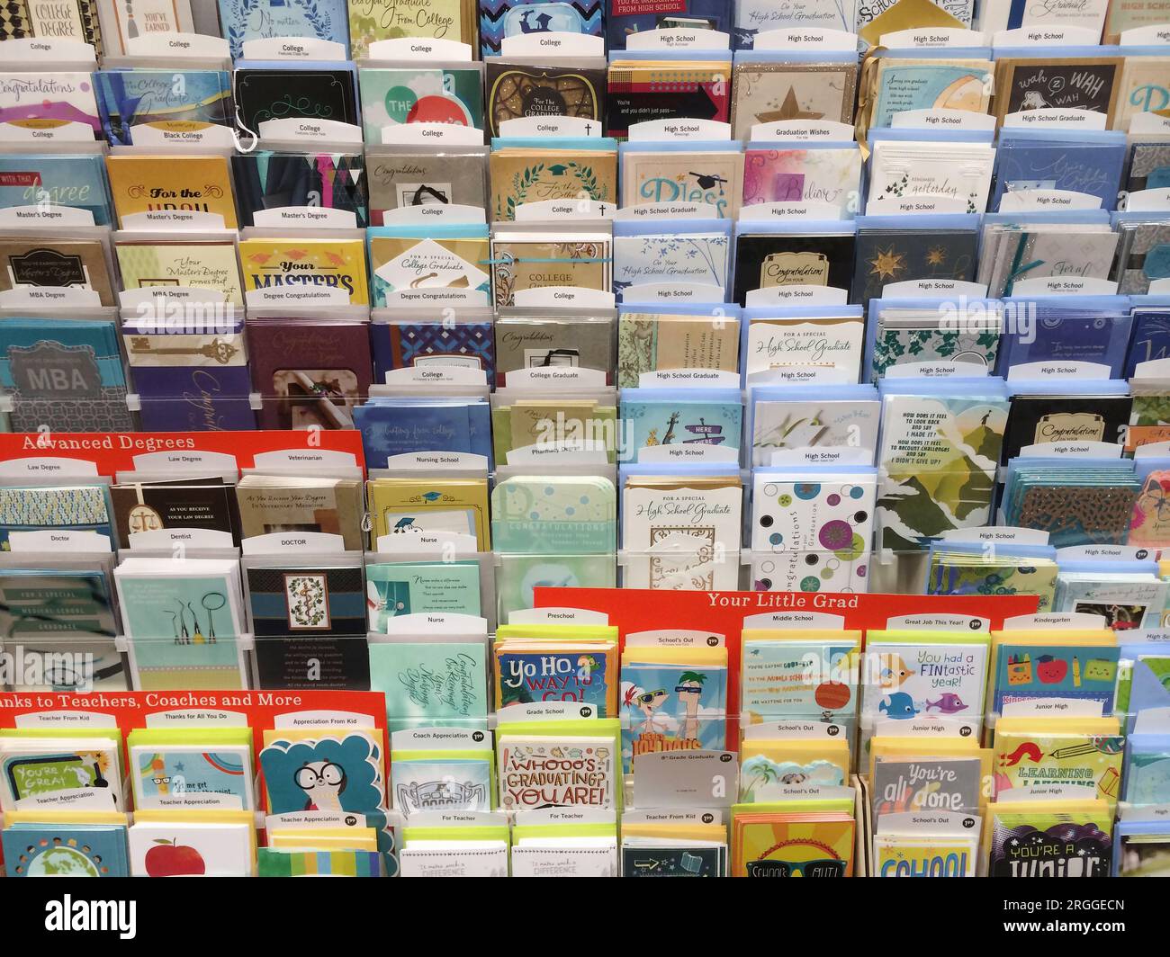 Ein Karton mit Abschlusskarten in einem Grußkartenladen. Stockfoto