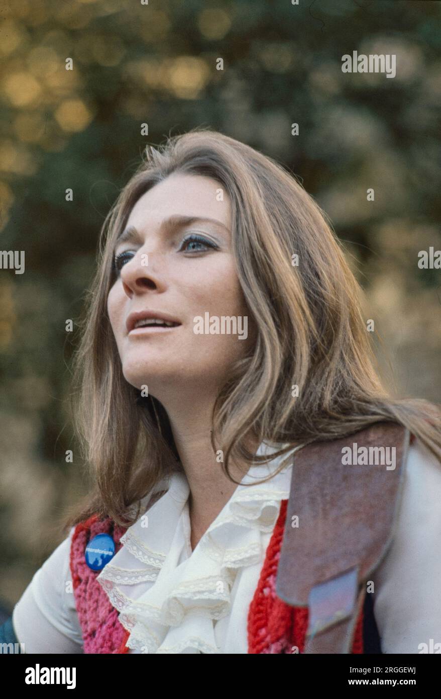 judy Collins ist eine amerikanische Sängerin, Songwriterin und Musikerin, deren Karriere sich über sieben Jahrzehnte erstreckt. Als Dokumentardirektorin und Grammy-preisgekrönte Künstlerin ist sie bekannt für ihren vielseitigen Geschmack in dem Material, das sie aufnimmt (darunter Folkmusik, Country, Showmusik, Popmusik, Rock and Roll und Standards), für ihren sozialen Aktivismus und für die Klarheit ihrer Stimme. Ihre Diskografie besteht aus 36 Studioalben, neun Live-Alben, zahlreichen Sammelalben, vier Urlaubsalben und 21 Singles. Foto von Bernard Gotfryd Stockfoto