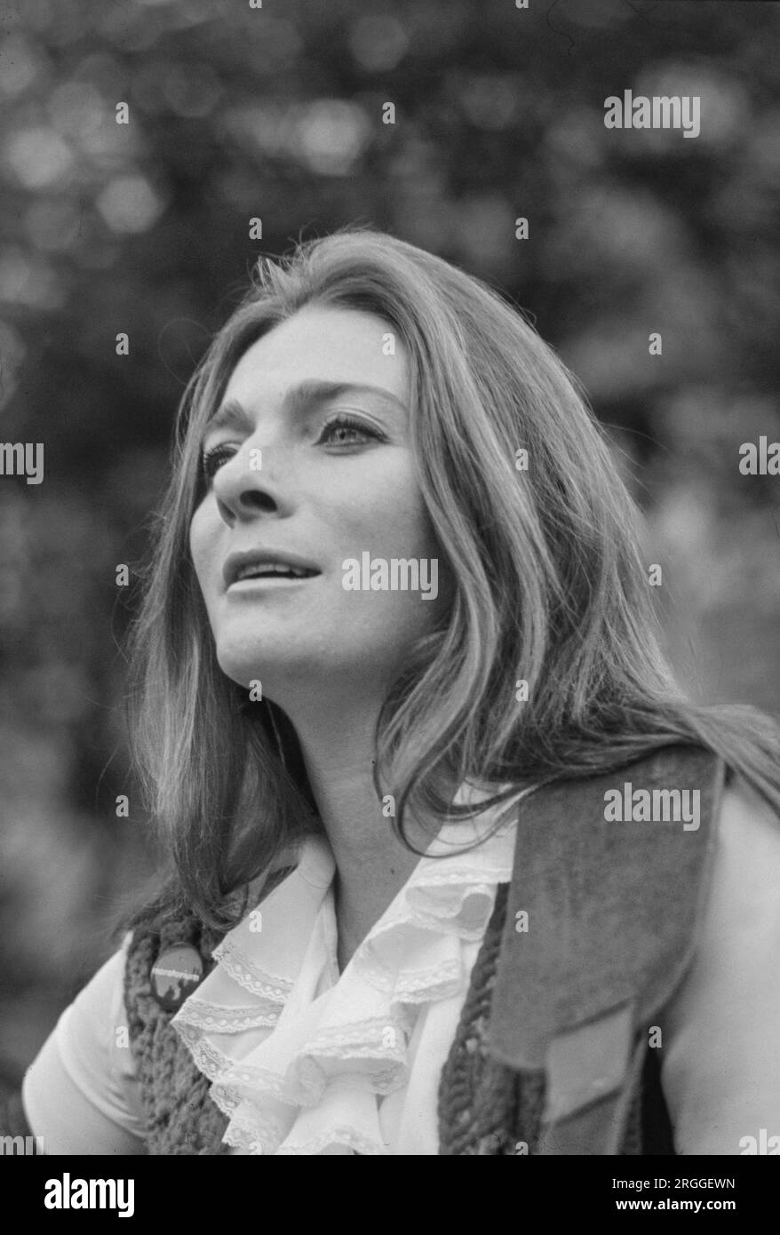 judy Collins ist eine amerikanische Sängerin, Songwriterin und Musikerin, deren Karriere sich über sieben Jahrzehnte erstreckt. Als Dokumentardirektorin und Grammy-preisgekrönte Künstlerin ist sie bekannt für ihren vielseitigen Geschmack in dem Material, das sie aufnimmt (darunter Folkmusik, Country, Showmusik, Popmusik, Rock and Roll und Standards), für ihren sozialen Aktivismus und für die Klarheit ihrer Stimme. Ihre Diskografie besteht aus 36 Studioalben, neun Live-Alben, zahlreichen Sammelalben, vier Urlaubsalben und 21 Singles. Foto von Bernard Gotfryd Stockfoto