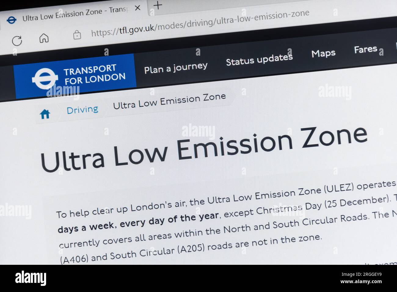 2023. August, ULEZ-Erweiterung. Um die Luft in London zu reinigen und die Gesundheit zu verbessern, wird die Ultra Low Emission Zone (ULEZ) ab dem 29. August 2023 in allen Londoner Stadtbezirken erweitert. TFL-Website (Transport for London) mit Informationen über die Zone. Stockfoto