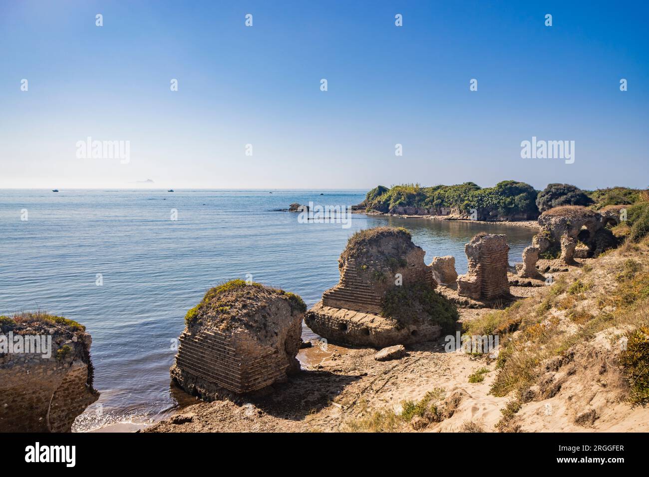 Das Naturschutzgebiet Torre Astura in Nettuno. Der große Kiefernwald, der zum Strand führt, mit den Überresten alter römischer Gebäude. Die Latium coas Stockfoto