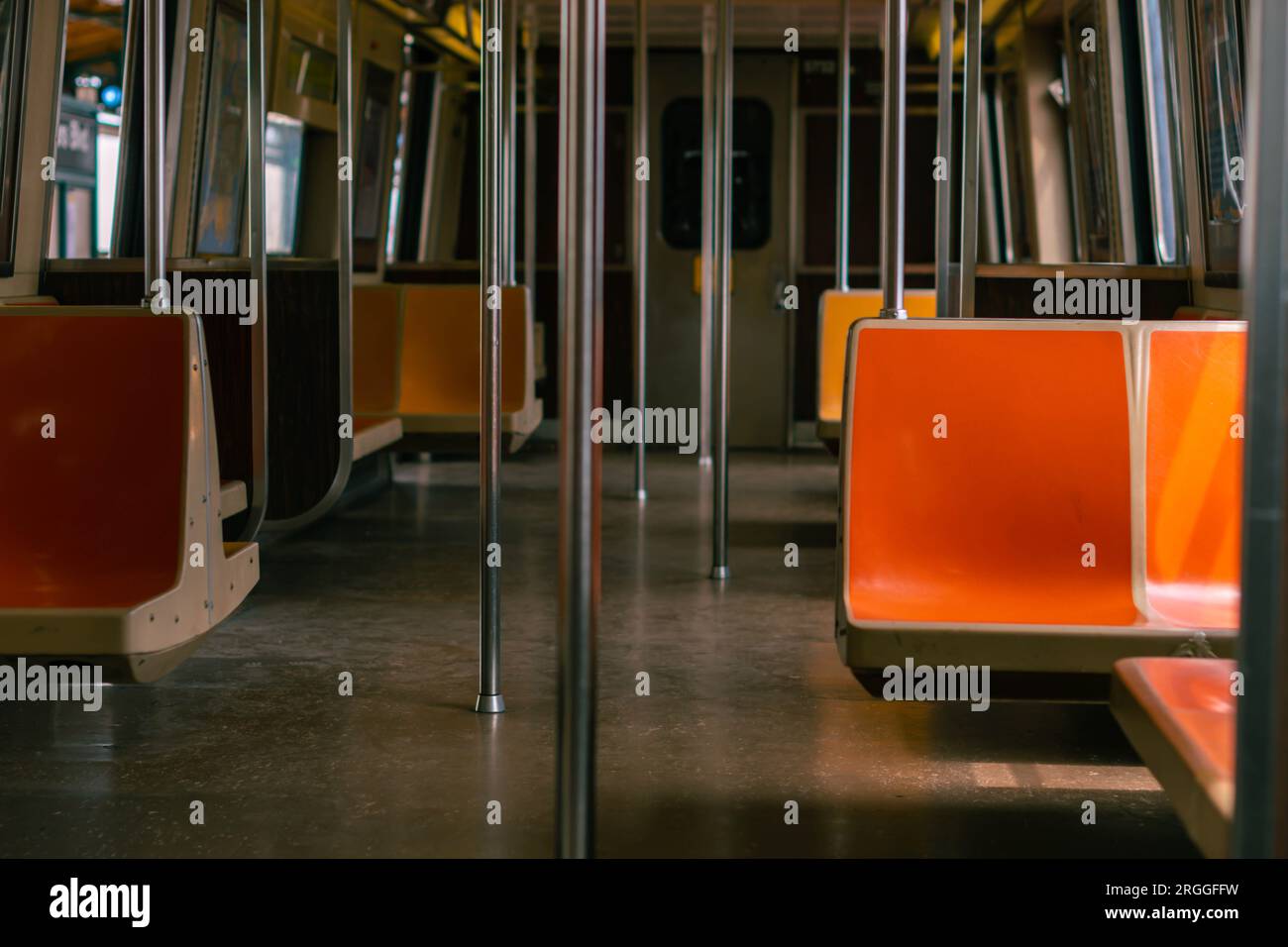 U-Bahn-Innenraum bietet Sitzplätze im klassischen Look Stockfoto