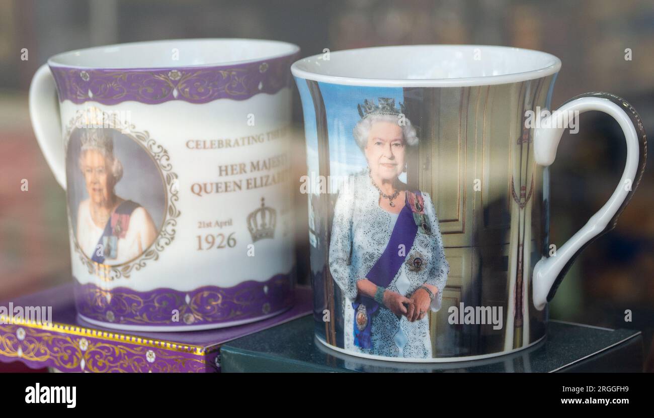 Windsor, Berkshire, Großbritannien. 9. August 2023. Souvenirs der verstorbenen Königin Elisabeth II., die leider am 8. September 2022 starb. Es wurde vom Daily Mirror berichtet, dass der Prinz und die Prinzessin von Wales an ihrem ersten Jahrestag ihres Todes am 8. September 2022 die Ehrung der verstorbenen Königin Elizabeth II. Antreten werden. Die Daily Mail sagte: „Sie sollen eine öffentliche Botschaft übermitteln, in der das Leben und das Vermächtnis des Monarchen geehrt wird, der am 8. September starb. William und Kate werden die Gelegenheit auch nutzen, um „in die Zukunft zu blicken“, so eine Quelle. Kredit: Maureen McLean/Alamy Live News Stockfoto