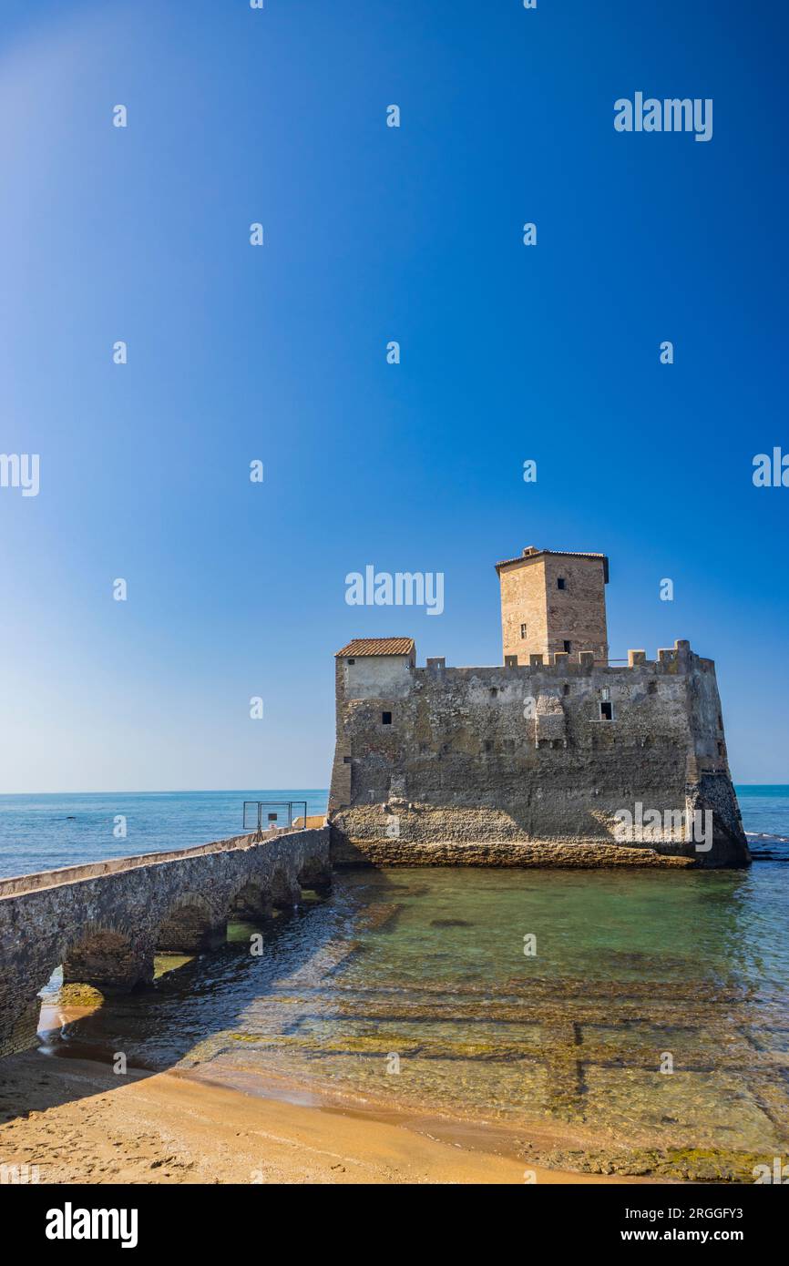 Das Naturschutzgebiet Torre Astura in Nettuno. Die alte Burg am Meer mit dem Wachturm und den Überresten der antiken römischen Gebäude. Ein Stein br Stockfoto