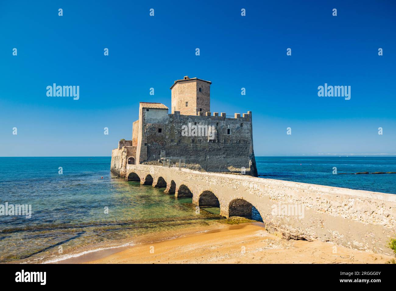 Das Naturschutzgebiet Torre Astura in Nettuno. Die alte Burg am Meer mit dem Wachturm und den Überresten der antiken römischen Gebäude. Ein Stein br Stockfoto