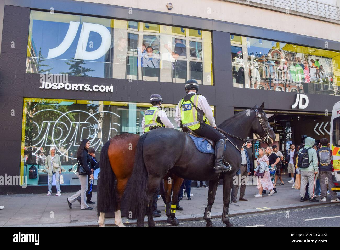 London, Großbritannien. 9. August 2023. Polizeibeamte warten vor JD Sports in der Oxford Street, nachdem ein Social-Media-Post angeblich eine Massenverkaufsveranstaltung organisiert hatte. Kredit: Vuk Valcic/Alamy Live News Stockfoto