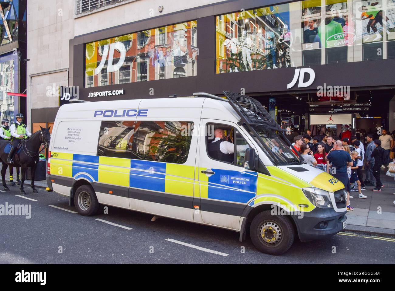 London, Großbritannien. 9. August 2023. Polizeibeamte warten vor JD Sports in der Oxford Street, nachdem ein Social-Media-Post angeblich eine Massenverkaufsveranstaltung organisiert hatte. Kredit: Vuk Valcic/Alamy Live News Stockfoto