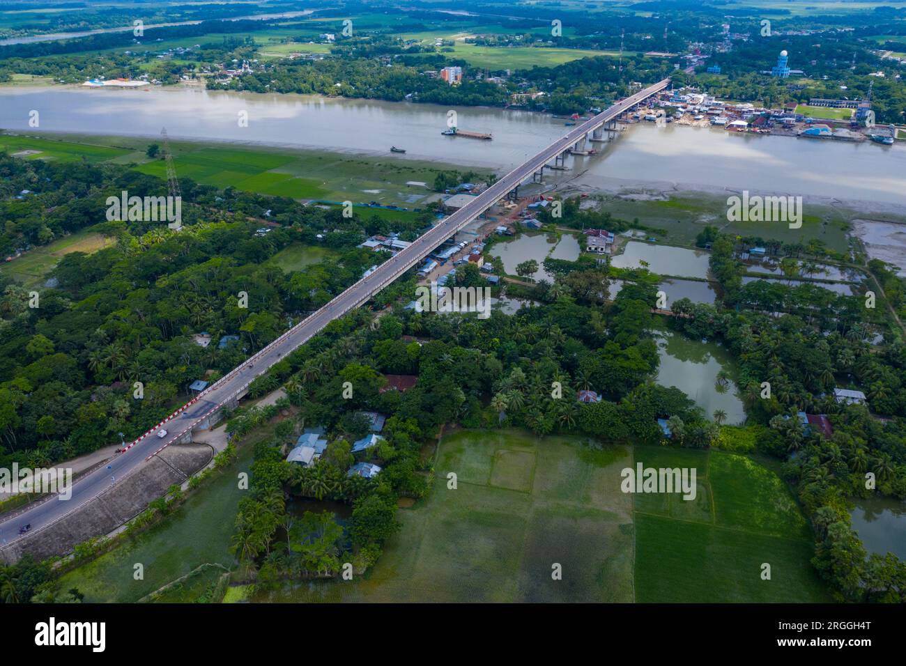 Die Shaheed Sheikh Kamal Bridge über dem Andharmanik River am Kalapara-Nilganj Point verläuft vom Patuakhali-Kuakata Highway aus der Vogelperspektive. Der 890 Stockfoto