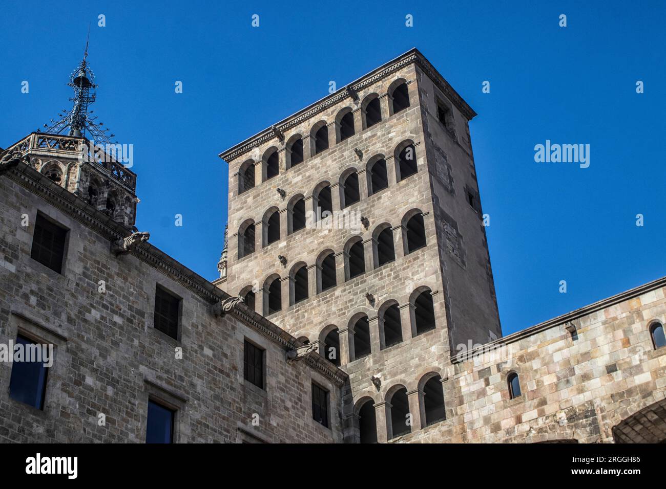 Altes Gebäude mit wunderschöner Architektur in Barcelona. Spanien. Stockfoto