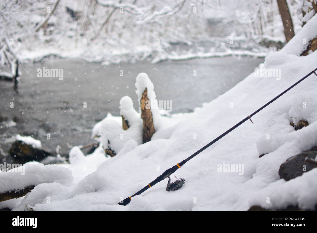 Winterfischereibach Fluss Neuschnee Fall, Kopie Raumbild Stockfoto