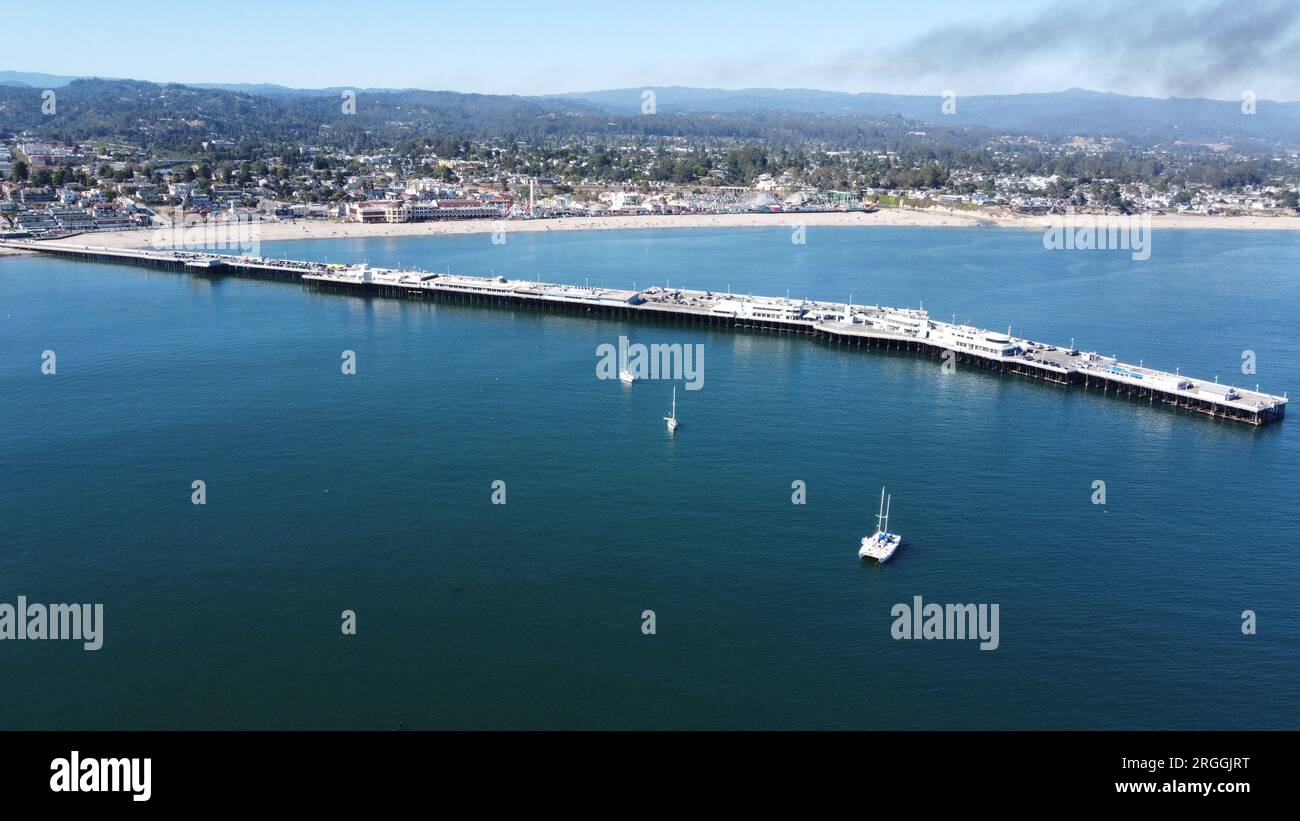 Santa Cruz Warf Mit Blauem Wasser Stockfoto