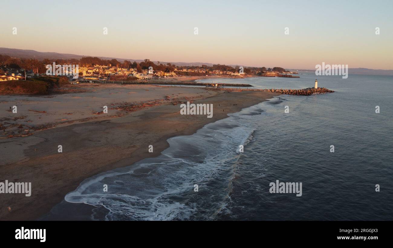 Meer und Strand mit Leuchtturm Stockfoto