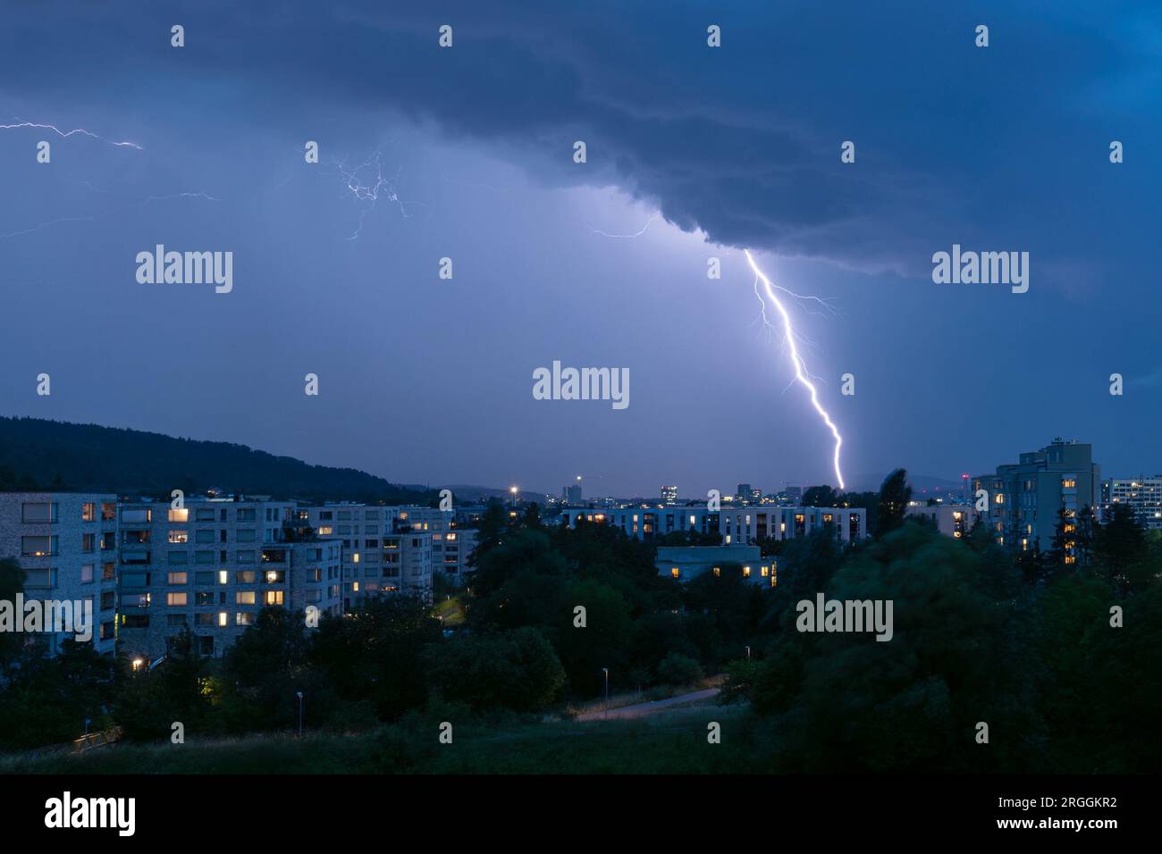 Gewitter über Nord-Zürich (Schweiz) bei Nacht Stockfoto