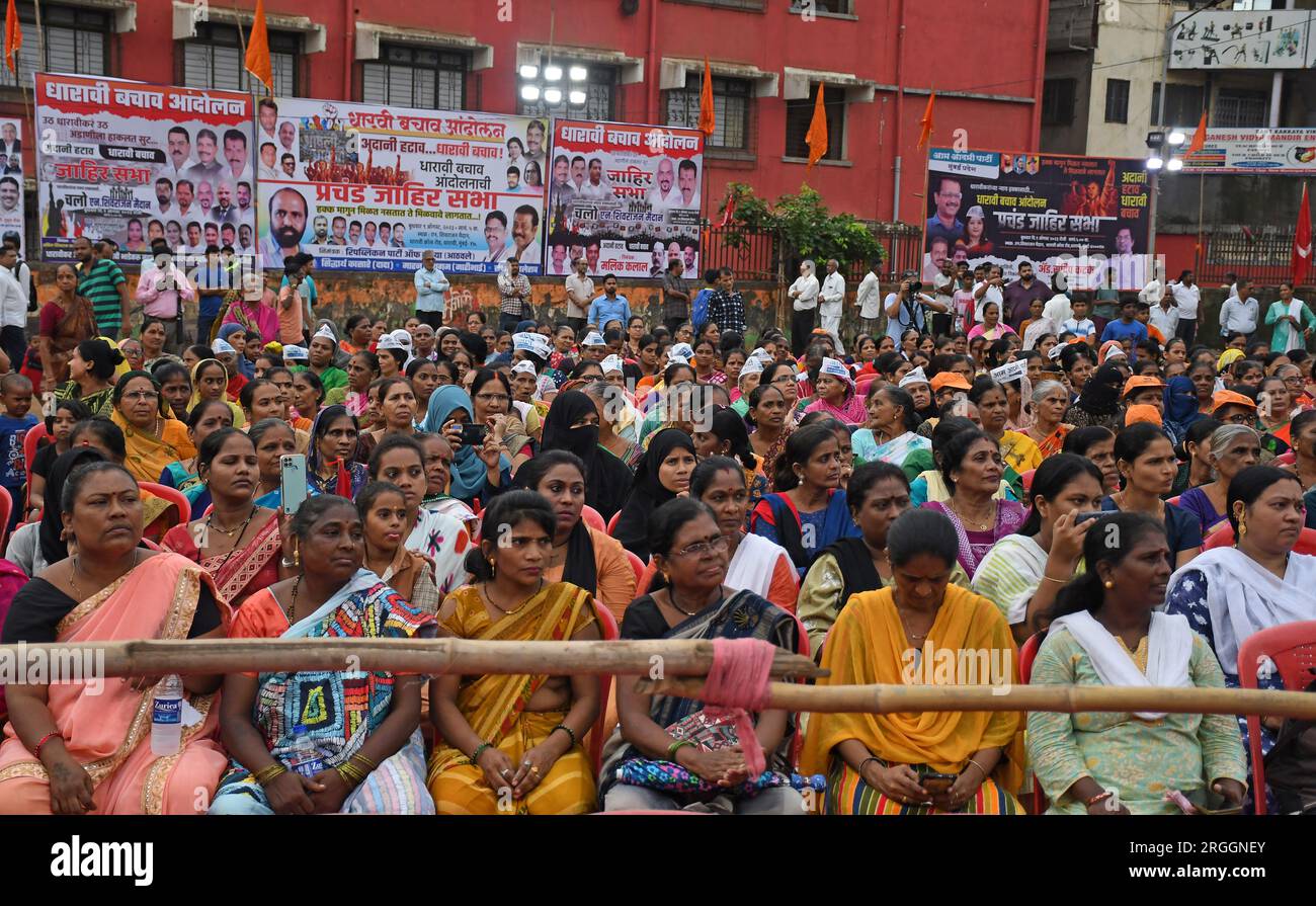 Mumbai, Indien. 09. Aug. 2023. Demonstranten versammeln sich während eines Protests gegen die Neuentwicklung von Dharavi (Asiens größter Slumkolonie) durch die Adani Group in Mumbai. Die Bewohner von Dharavi, die seit Jahren lokale Unternehmen betreiben, haben das Gefühl, dass die Sanierung sie vertreiben wird, und die Adani-Gruppe wird den Ort für ihren eigenen Profit ausnutzen und ihn zu einem Spielplatz für die Reichen machen. (Foto: Ashish Vaishnav/SOPA Images/Sipa USA) Guthaben: SIPA USA/Alamy Live News Stockfoto