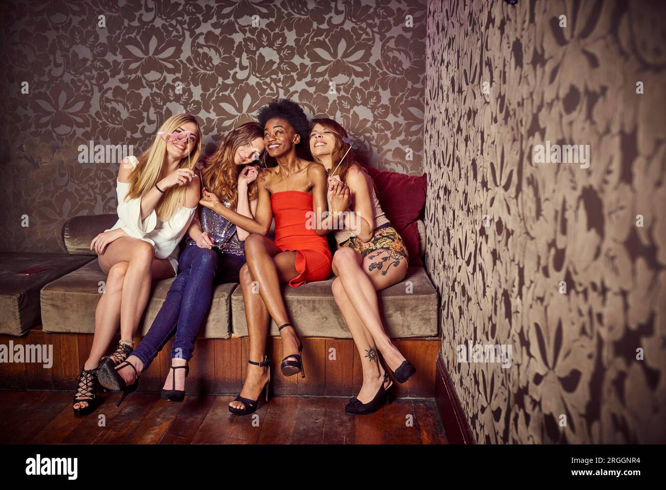 Freunde, die zusammen sitzen im Nachtclub Stockfoto