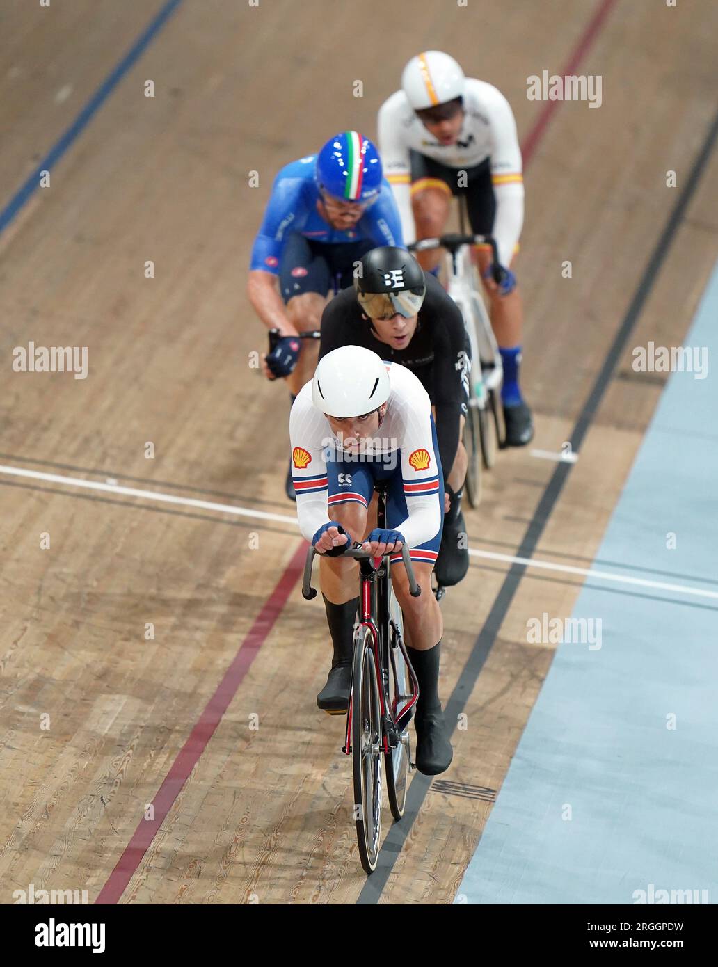 Der britische William Perrett (Front) tritt am siebten Tag der UCI-Radweltmeisterschaft 2023 beim Elite-Punkte-Rennen der Herren beim Sir Chris Hoy Velodrome in Glasgow an. Bilddatum: Mittwoch, 9. August 2023. Stockfoto