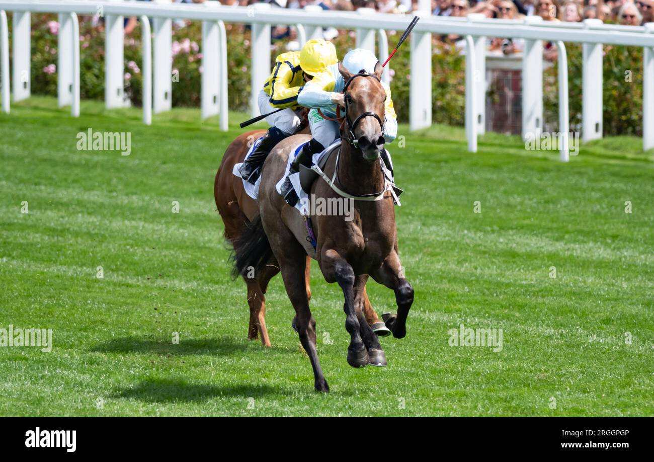 Sacred Angel und Jockey Jason Hart übernehmen die Gruppe 3 Bateaux London Princess Margaret Stakes für Trainer Charlie Johnston und Eigentümer Mr. Nurlan Bizakov. Stockfoto