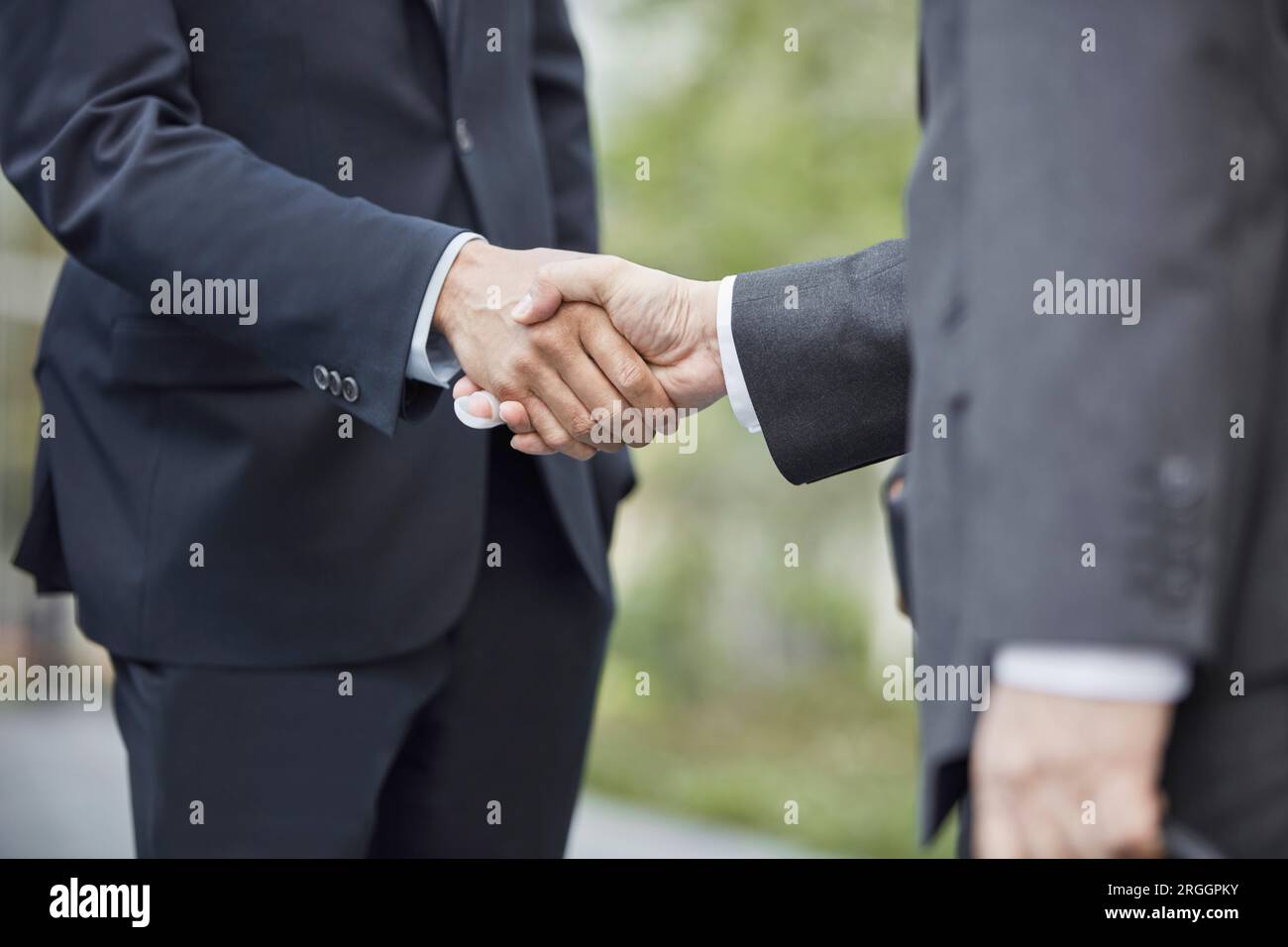 Die Hände der Unternehmer die Hände schütteln Stockfoto
