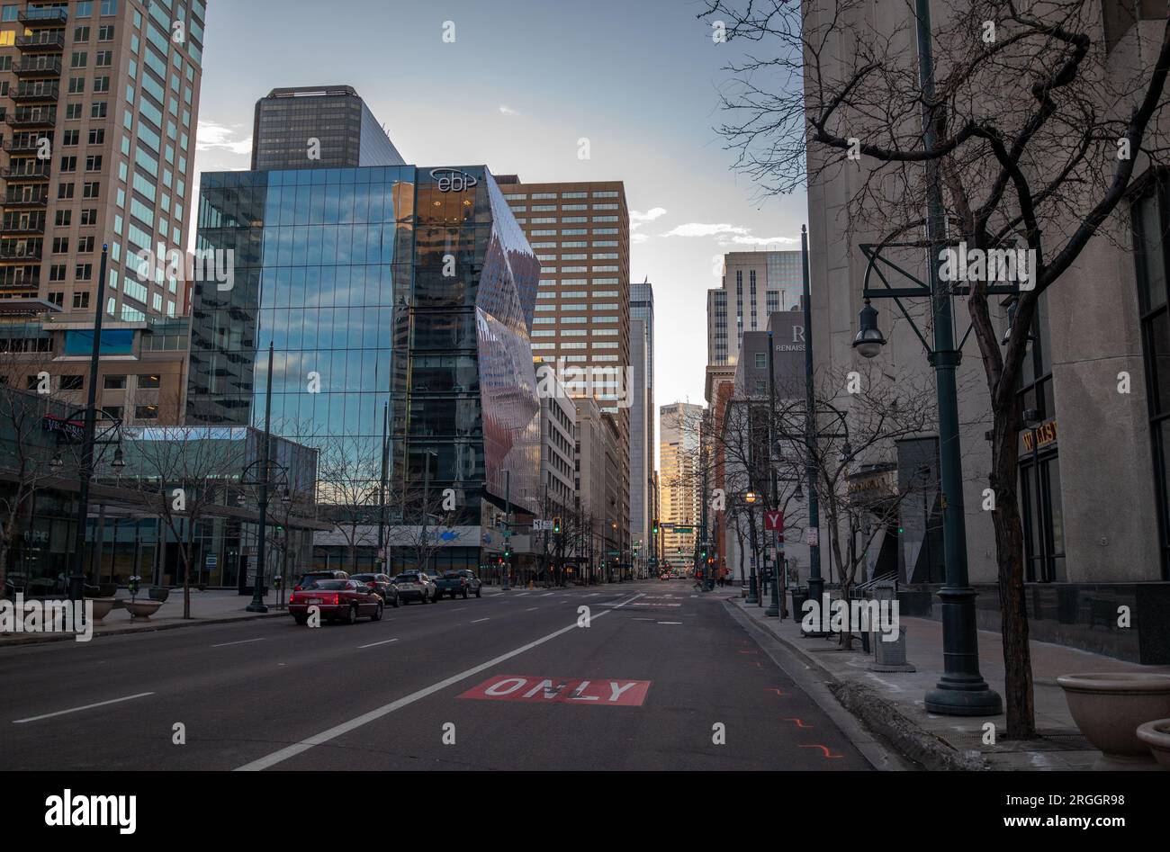 Denver, Colorado - 12 2023. Februar: Der Blick auf die Innenstadt von Denver ist an einem Sonntagmorgen mitten im Winter immer noch ruhig, wenn die Stadt langsam aufwacht. Stockfoto