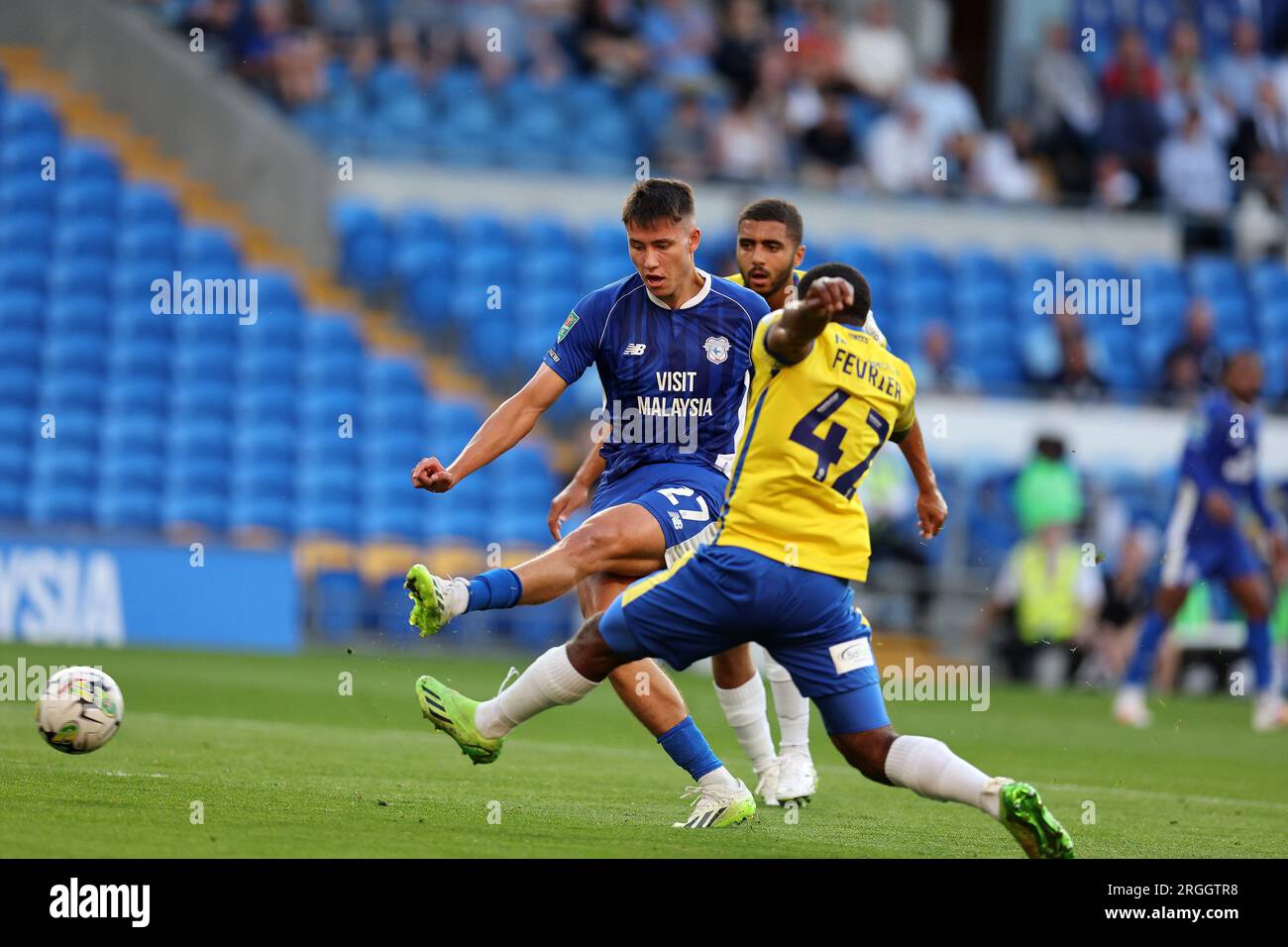 Cardiff, Großbritannien. 09. Aug. 2023. Rubin Colwill aus Cardiff erzielt sein Team 1. Tor. Carabao Cup, 1. Runde, Cardiff City gegen Colchester Utd im Cardiff City Stadium in Cardiff, Südwales, am Mittwoch, den 9. August 2023. Dieses Bild darf nur zu redaktionellen Zwecken verwendet werden. Nur redaktionelle Verwendung, Bild von Andrew Orchard/Andrew Orchard Sports Photography/Alamy Live News Credit: Andrew Orchard Sports Photography/Alamy Live News Stockfoto