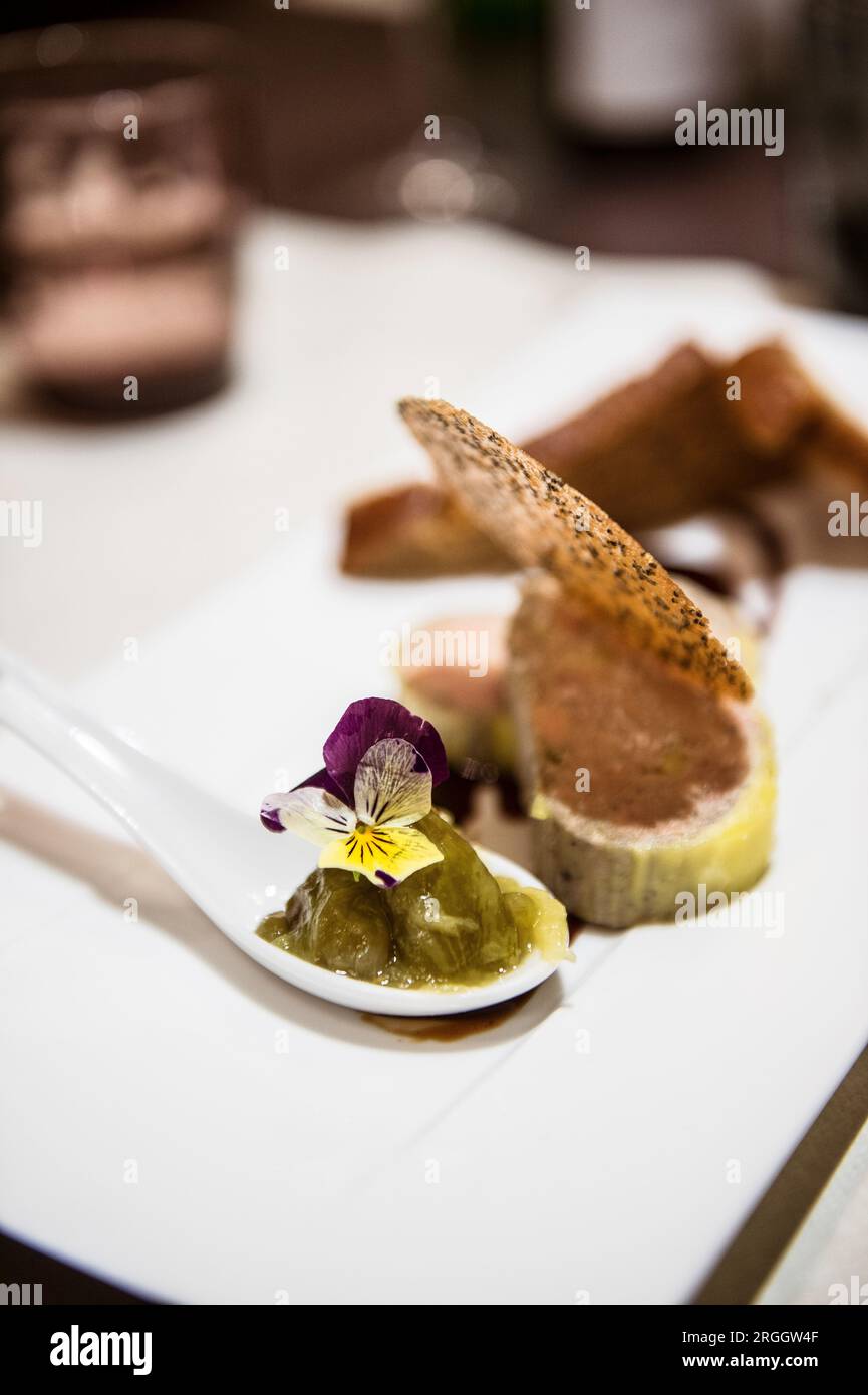 Gourmet Teller serviert mit Blumen Stockfoto