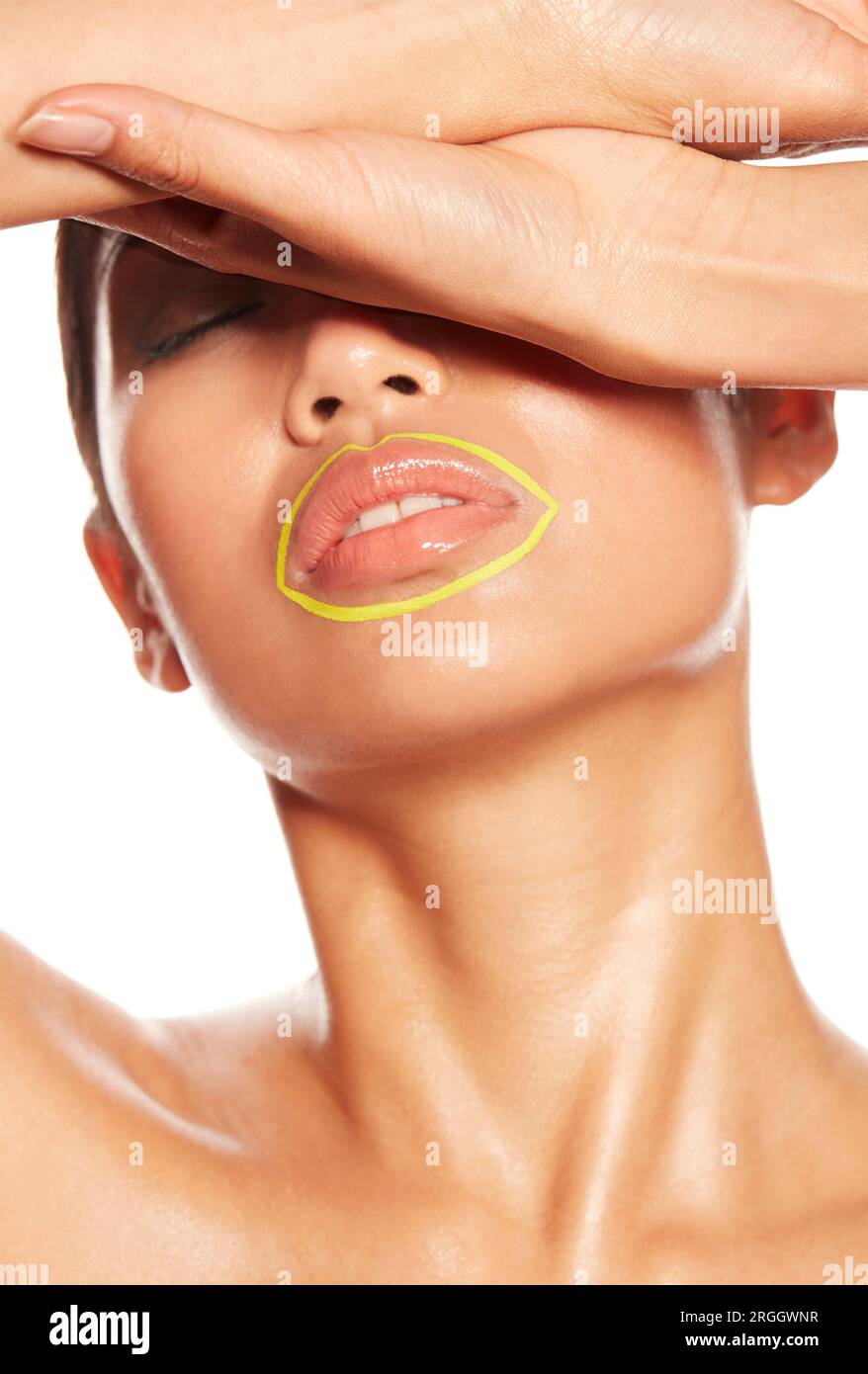 Junge Frau mit gelben Kreis um ihren Mund Abschirmung ihre Augen Stockfoto