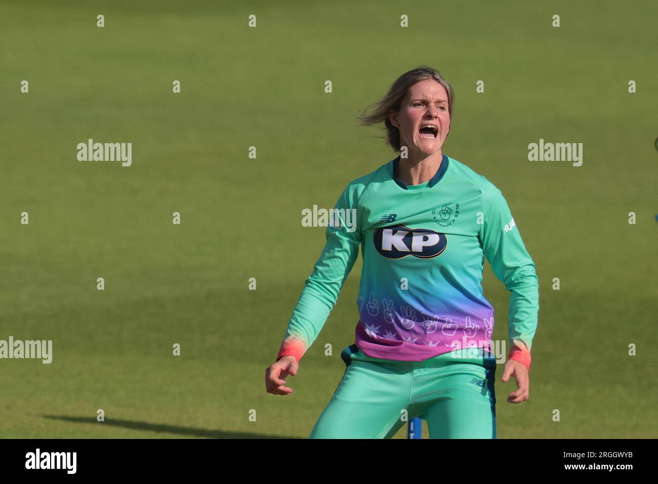 London, Großbritannien. 9. Aug. 2023. Paige Scholfield Bowling, während Oval Invincibles im Kia Oval gegen die Manchester Originals antreten. Kredit: David Rowe/Alamy Live News Stockfoto