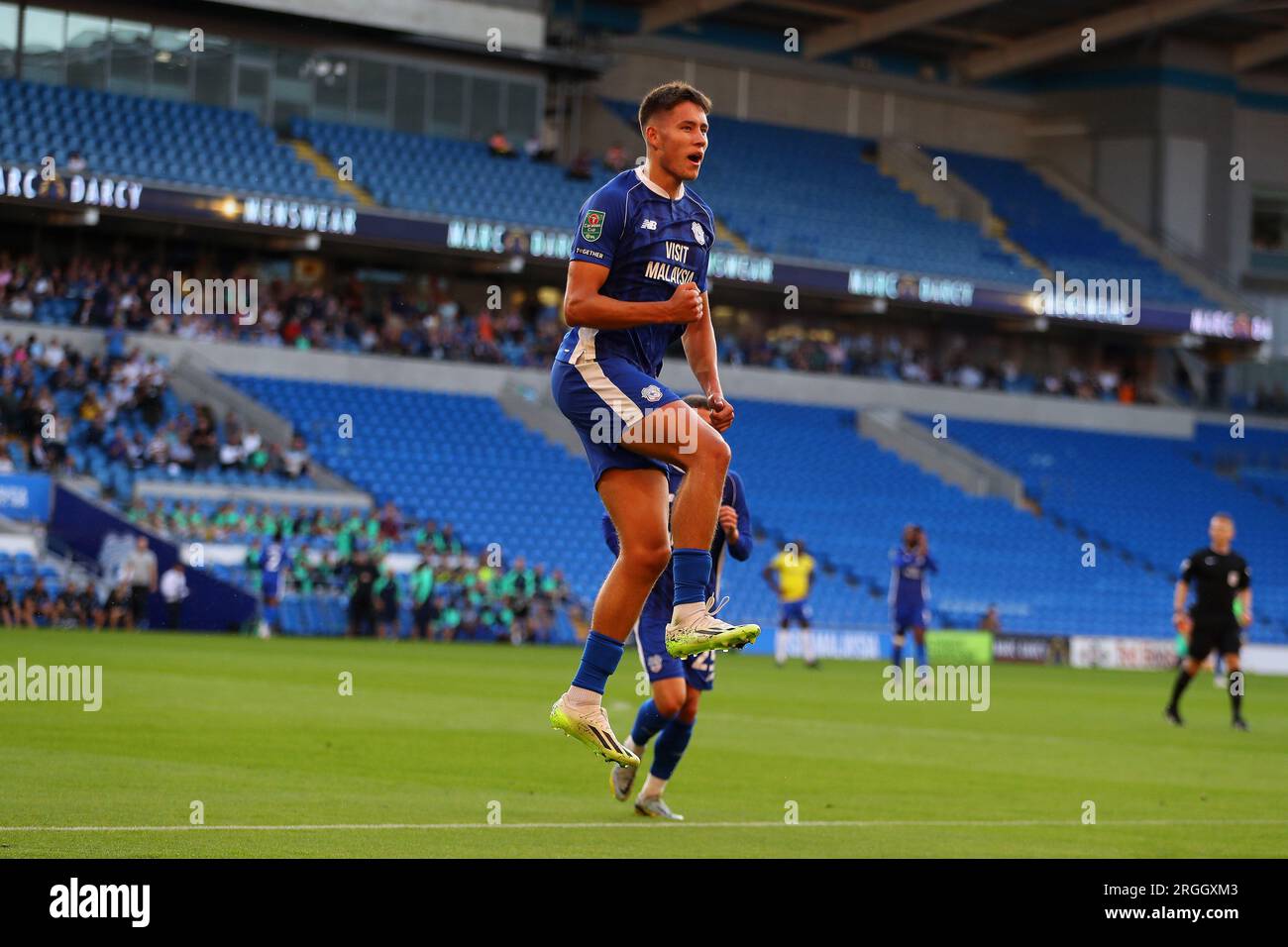 Cardiff, Großbritannien. 09. Aug. 2023. Rubin Colwill aus Cardiff feiert, nachdem er sein Team 1. Tor erzielt hat. Carabao Cup, 1. Runde, Cardiff City gegen Colchester Utd im Cardiff City Stadium in Cardiff, Südwales, am Mittwoch, den 9. August 2023. Dieses Bild darf nur zu redaktionellen Zwecken verwendet werden. Nur redaktionelle Verwendung, Bild von Andrew Orchard/Andrew Orchard Sports Photography/Alamy Live News Credit: Andrew Orchard Sports Photography/Alamy Live News Stockfoto