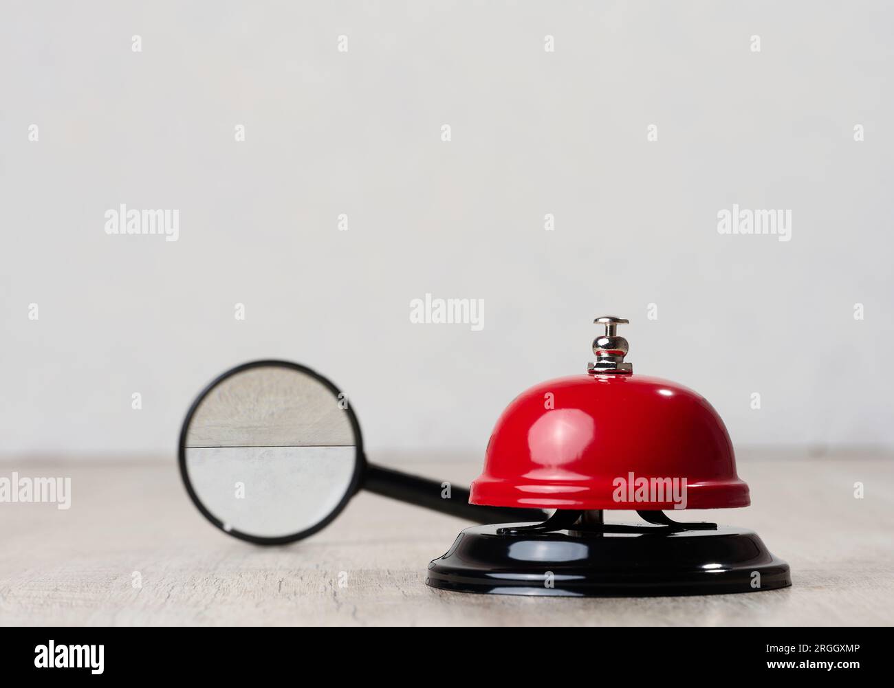 Rote Glocke aus Metall, um das Personal auf weißem Hintergrund zu rufen, Kopierbereich Stockfoto