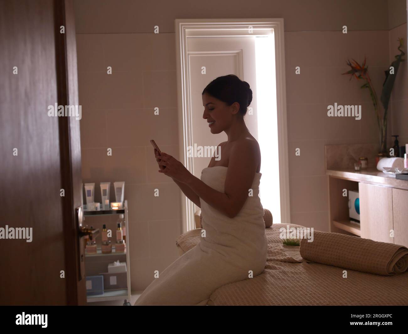Frau mit der Handy im Hotel Bad Stockfoto
