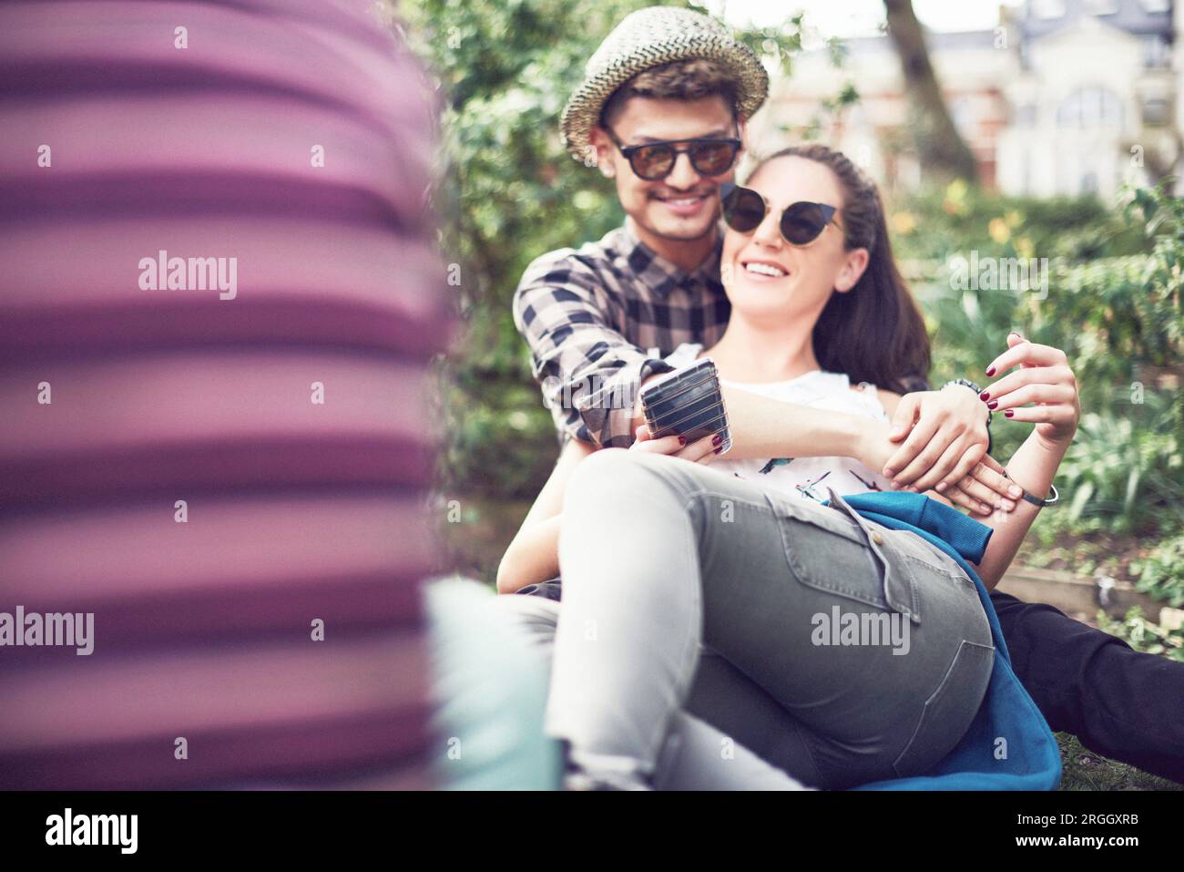 Teenager-paar sitzen zusammen im park Stockfoto